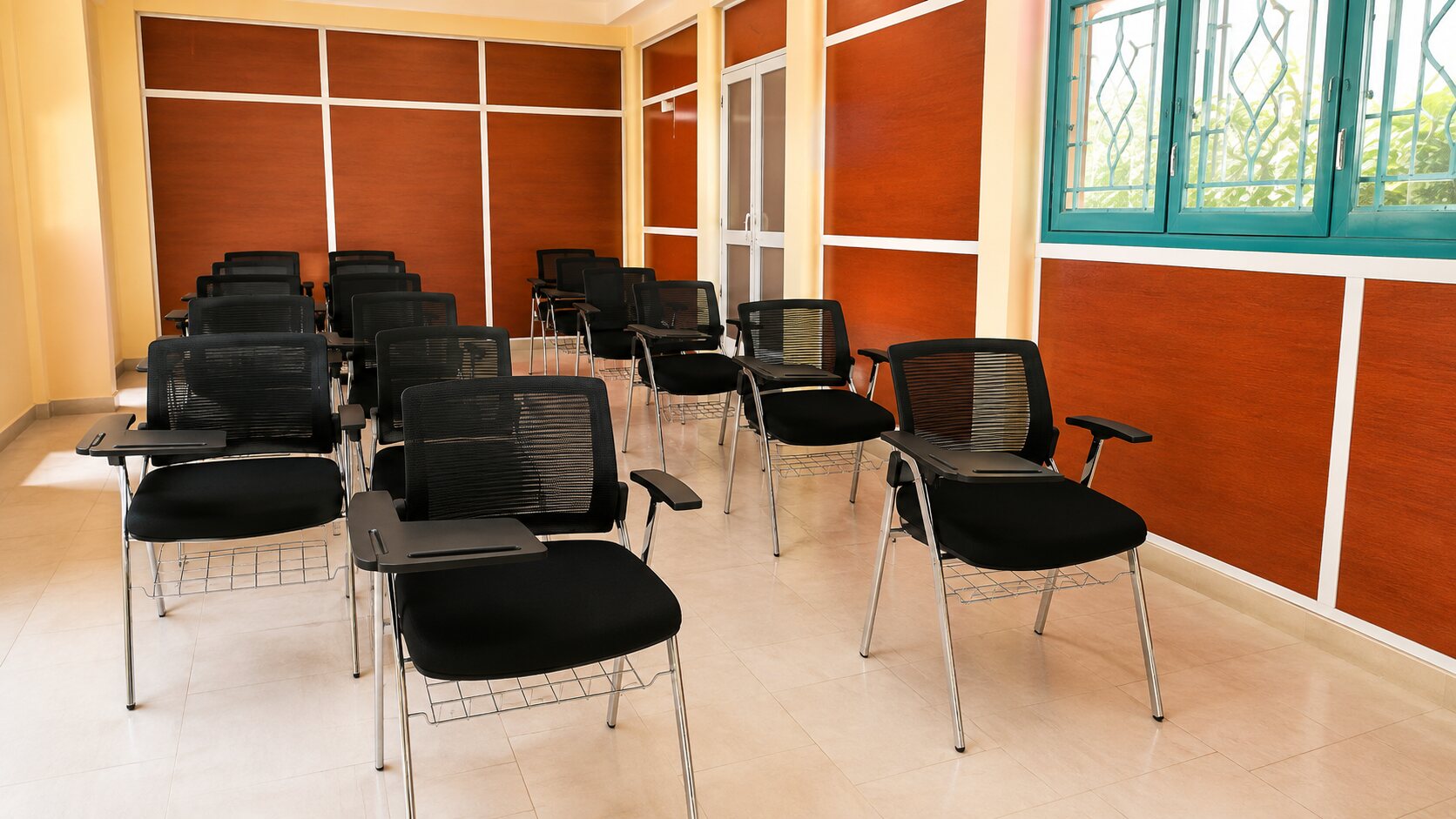 Une salle de cours équipée · 1635 × 962 px